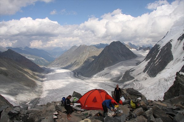 Фото 2.025. Стоянка на перевале Бийчанка, верхнее плато ледника 